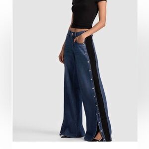 Alice and Olivia amazing side snap jeans with fabric panel